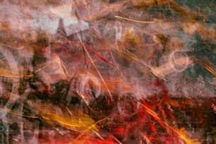 Un'immagine sfocata di un idrante rosso e giallo