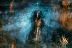 una imagen borrosa de una persona parada frente a un fuego