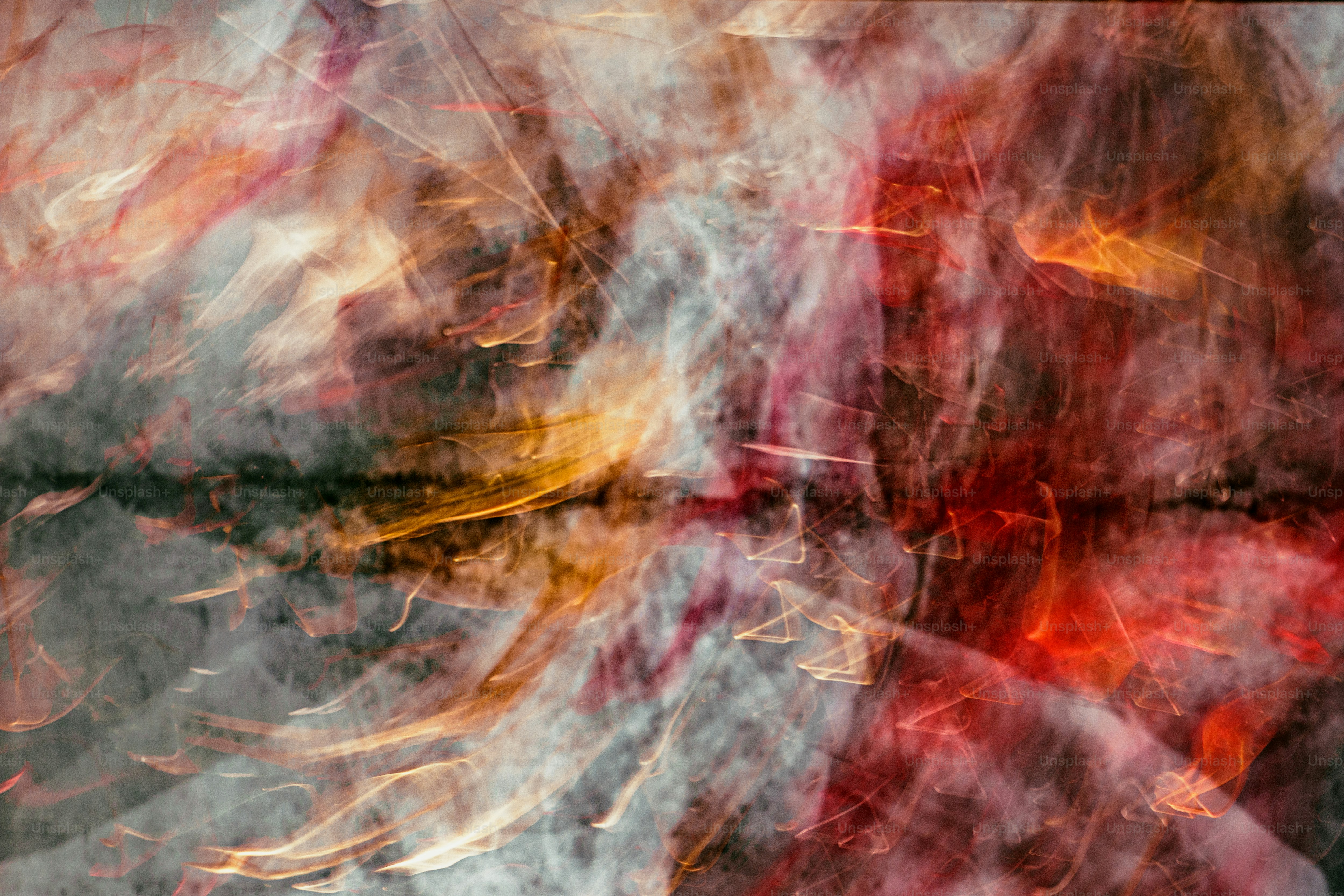 Ein verschwommenes Bild eines roten und gelben Objekts