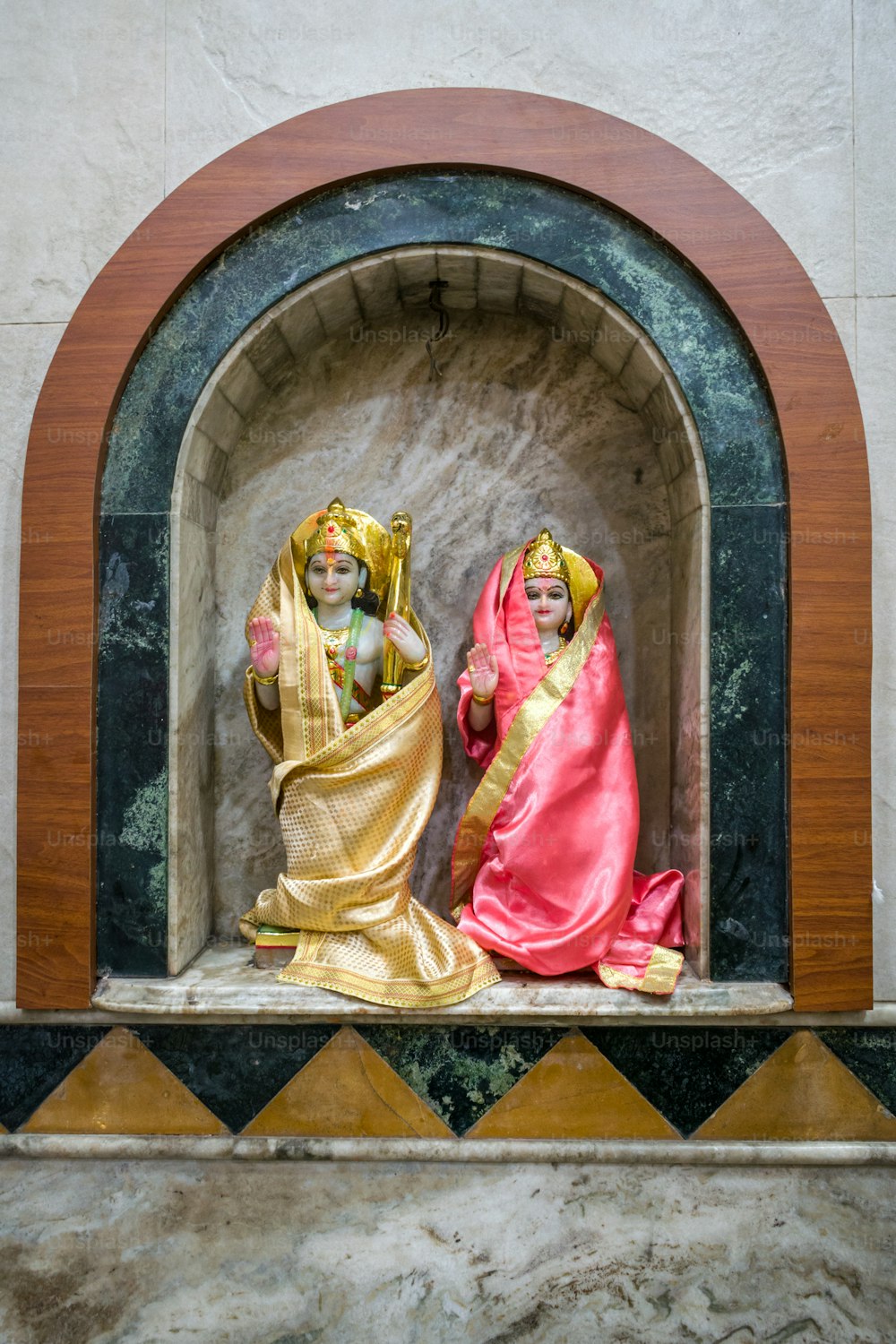 uma estátua de duas mulheres em um nicho