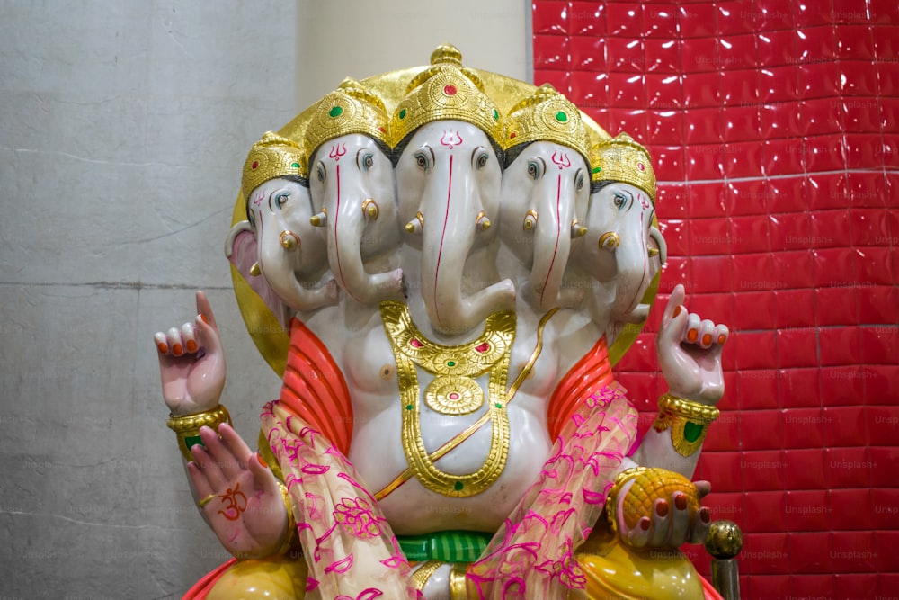 uma estátua de um elefante com sua tromba no ar