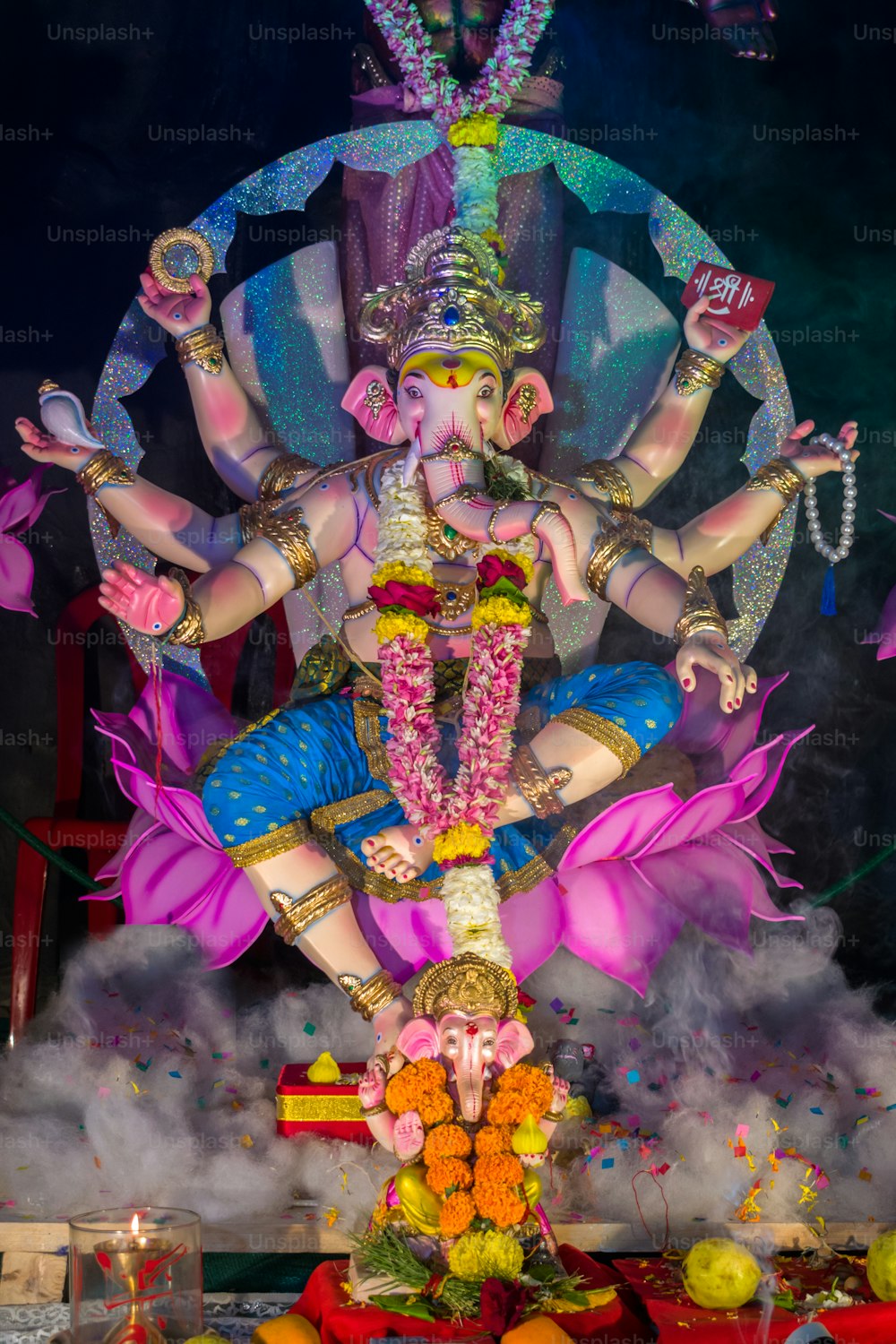 Una estatua de un dios hindú rodeada de flores