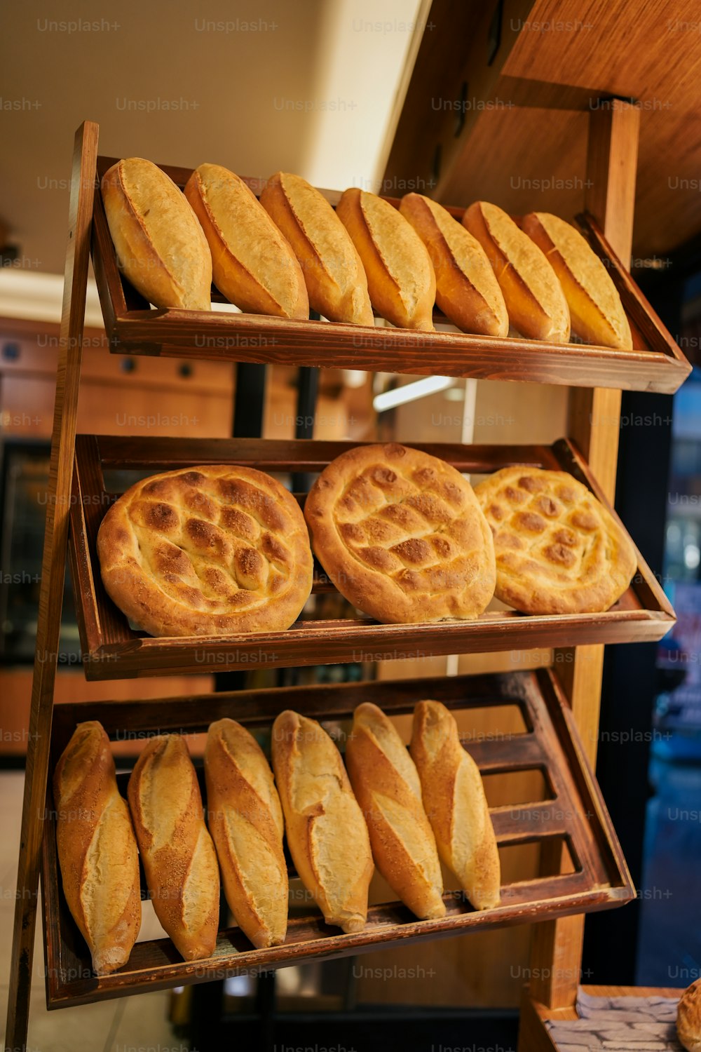 다양한 종류의 빵으로 가득 찬 선반
