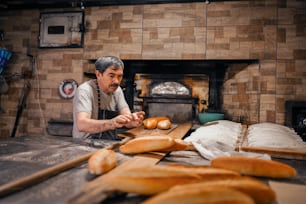 Un homme fait du pain dans une cuisine