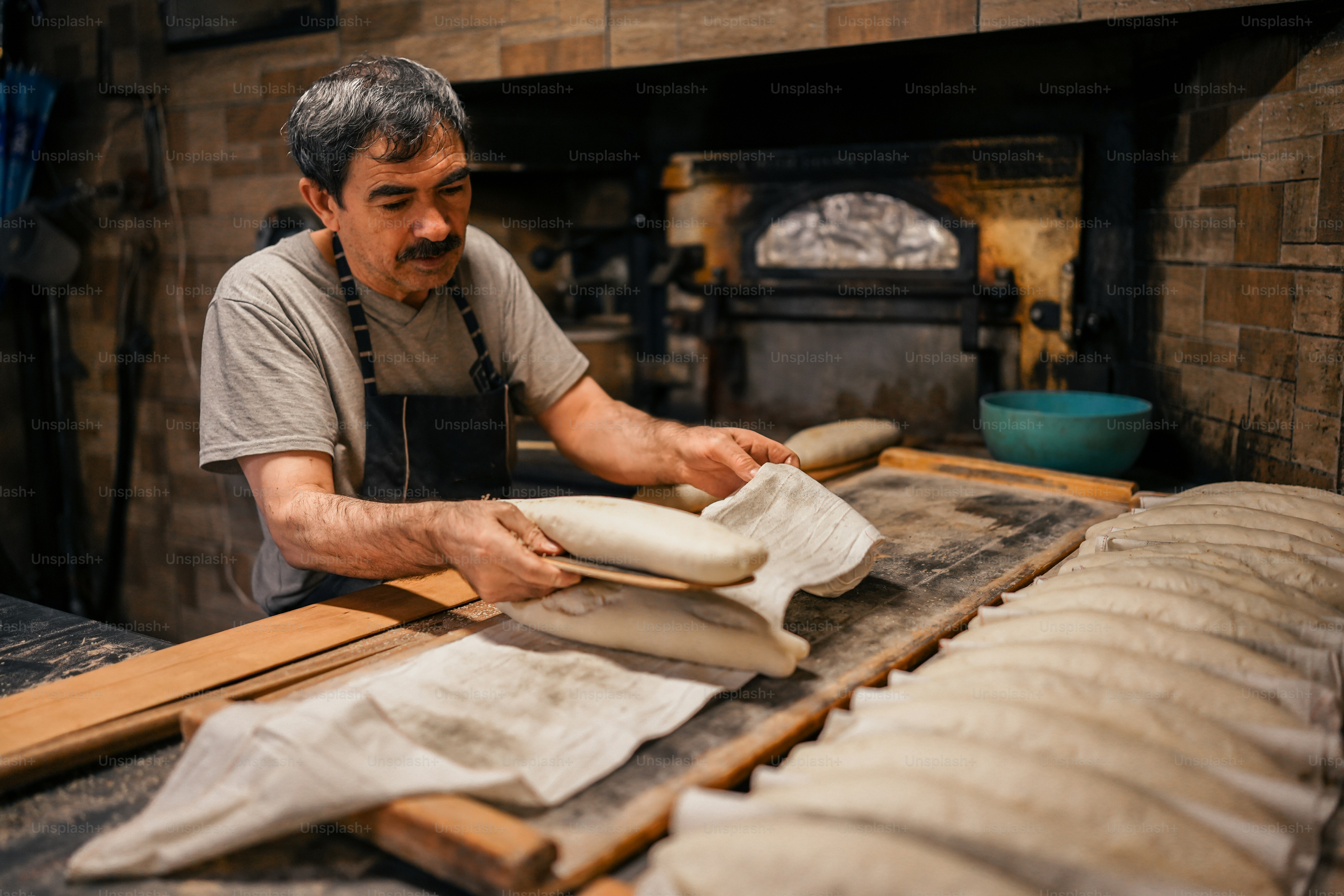 Ein Mann backt Brot in einer Bäckerei