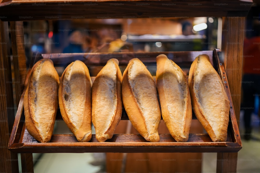 um monte de pães que estão em uma prateleira