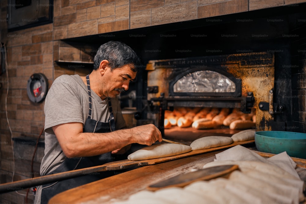 um homem está fazendo pão em um forno