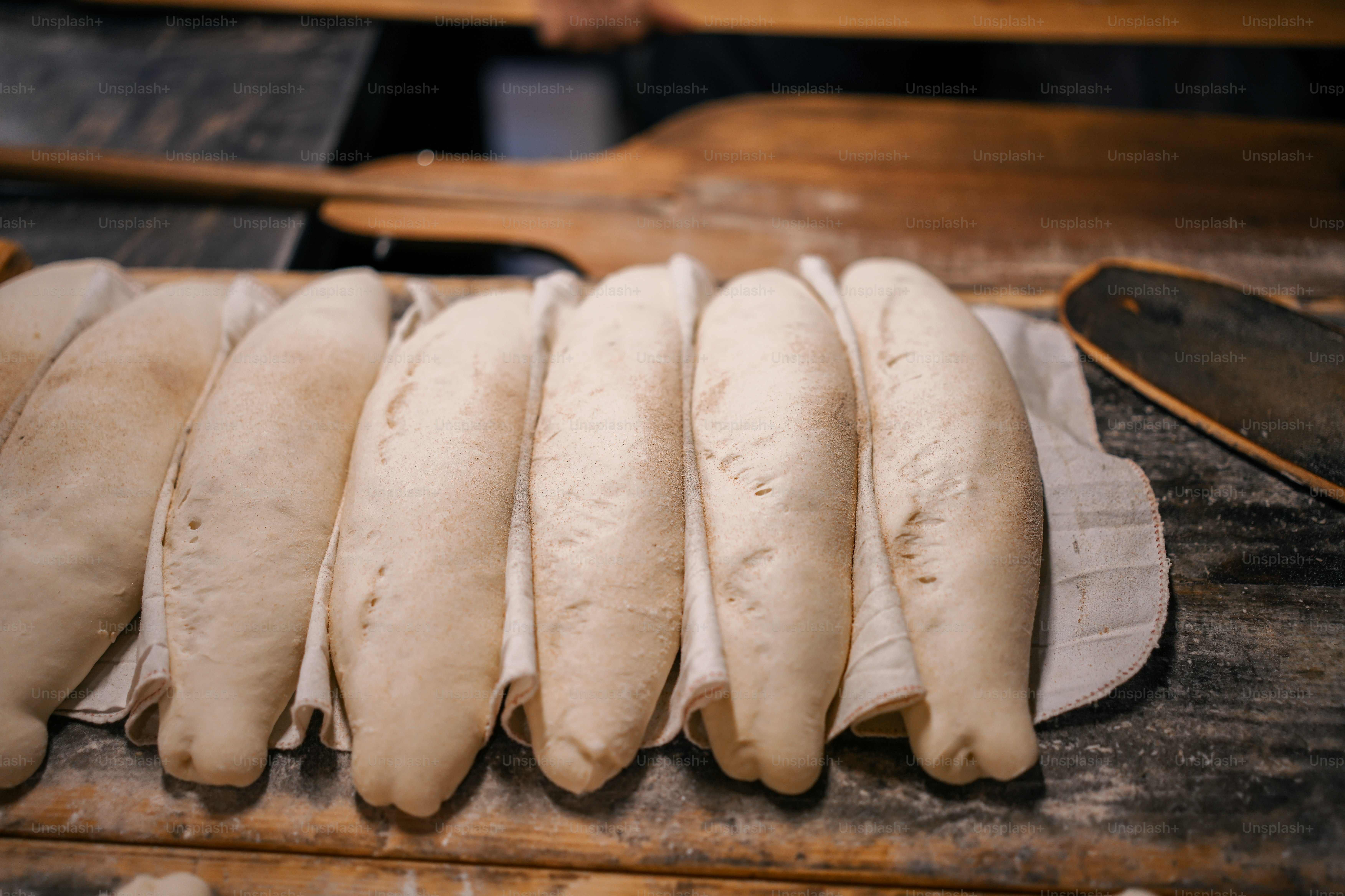 eine Reihe Brotlaibe auf einem Holztisch