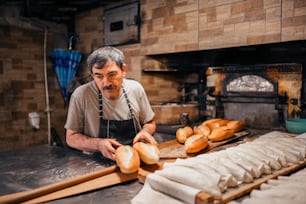 Un hombre en una panadería haciendo pan