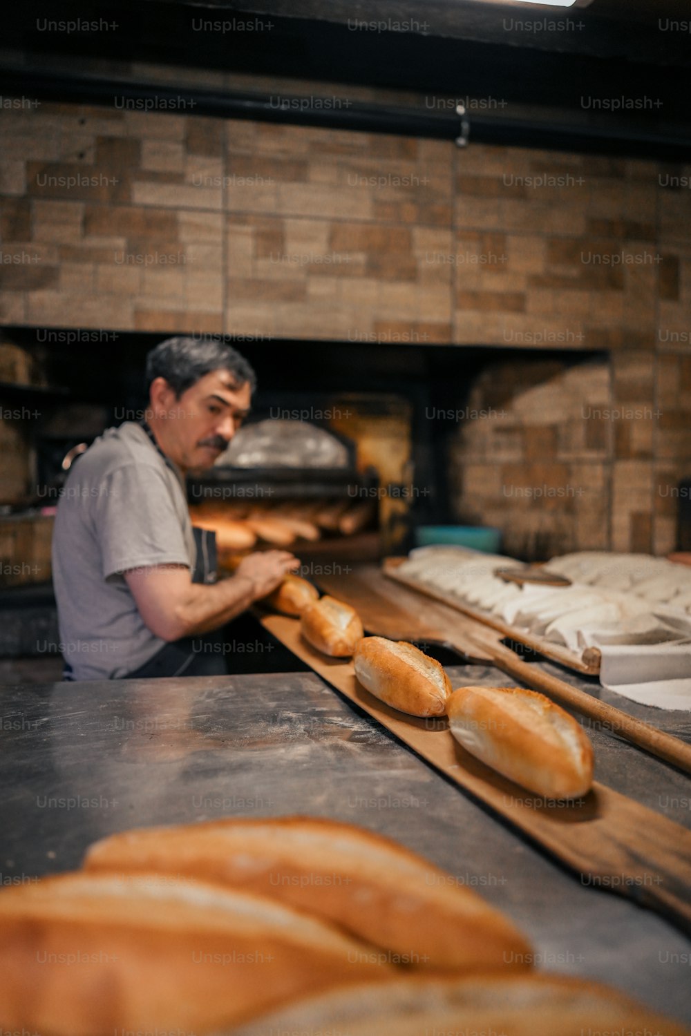 Un hombre trabajando en una panadería haciendo pan