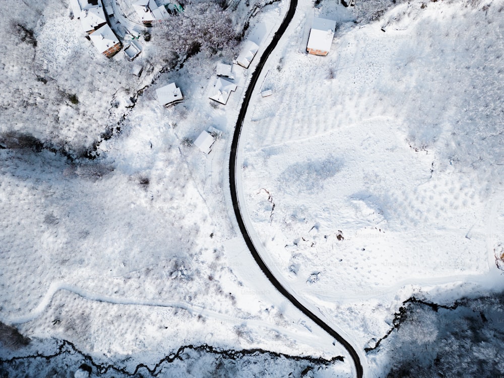 uma vista aérea de uma estrada na neve