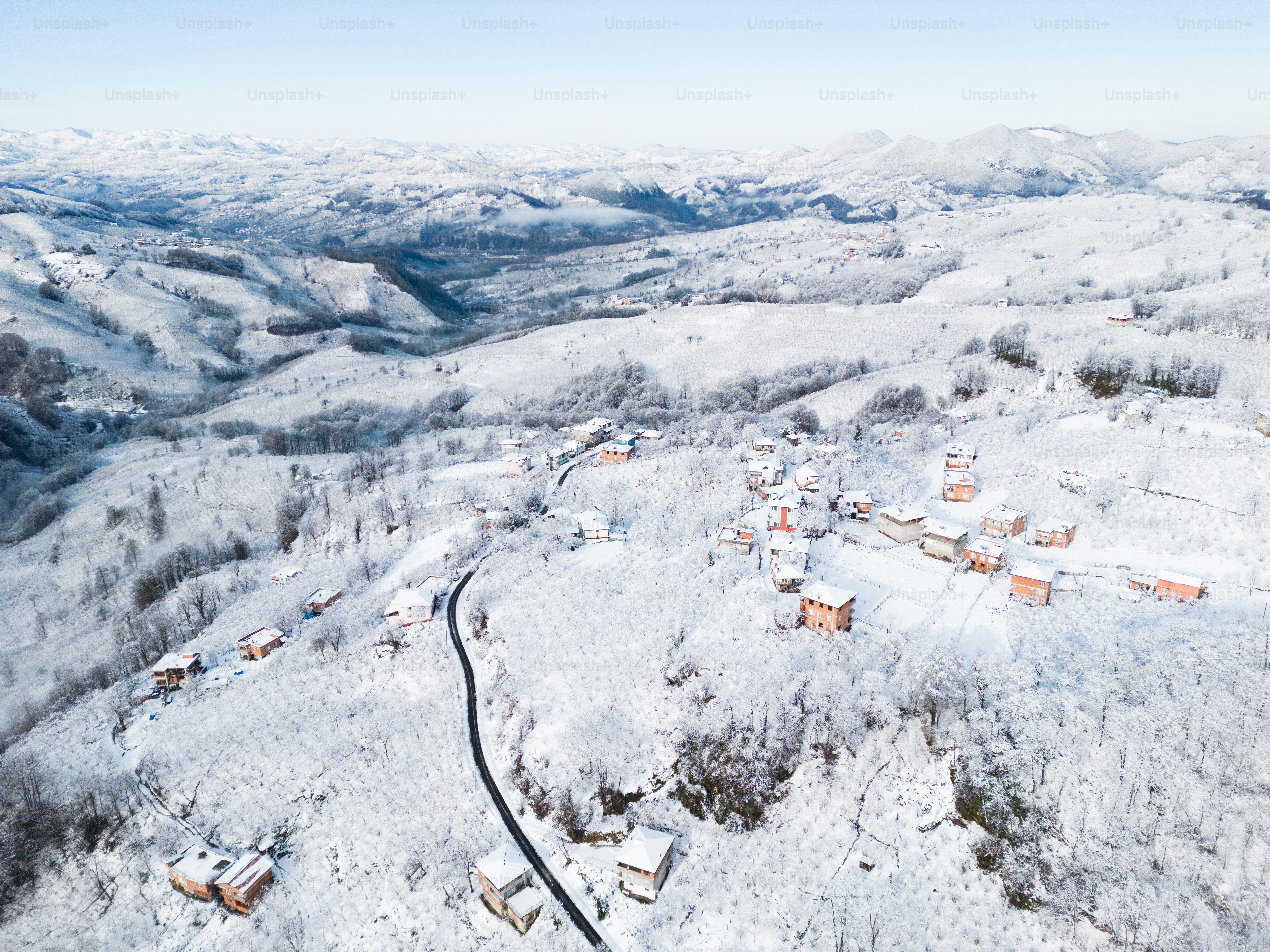 An aerial view of a snowy mountain town photo – Snow city Image on Unsplash