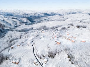 Luftaufnahme einer verschneiten Bergstadt