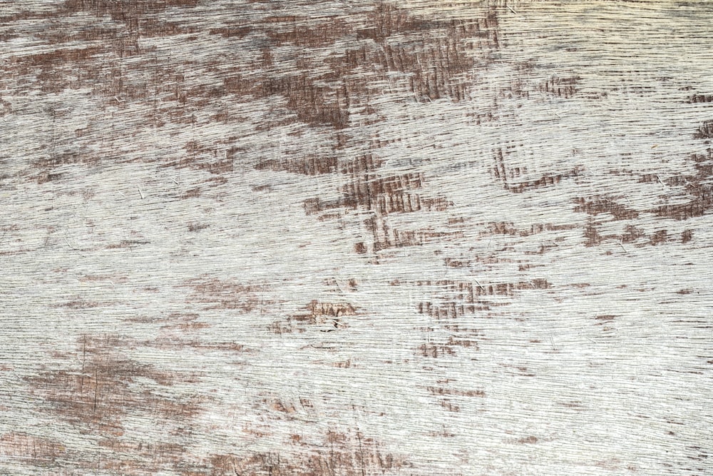 Un primer plano de una alfombra marrón y blanca