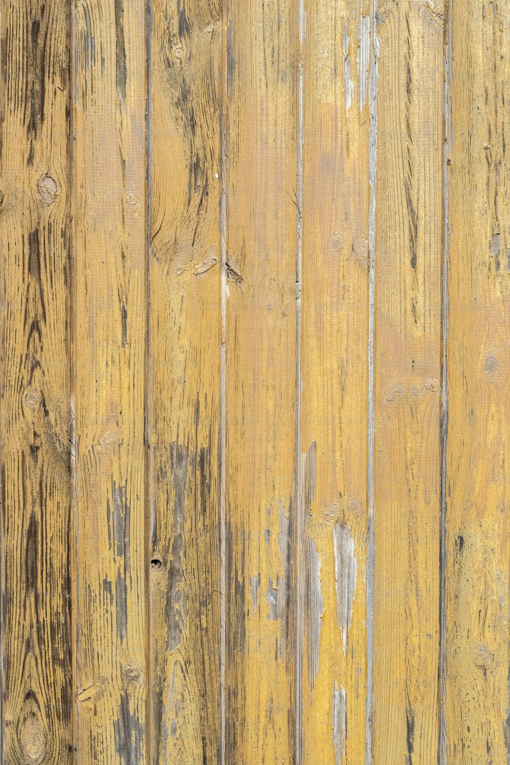 uma parede de madeira velha com tinta descascando e tinta descascando