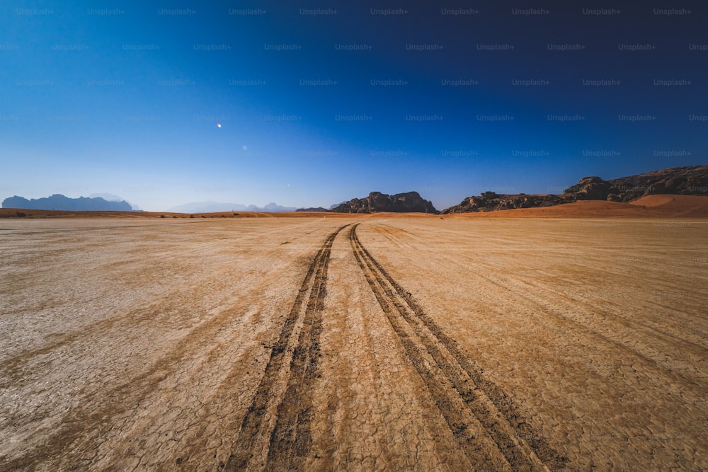 Un chemin de terre au milieu d’un désert