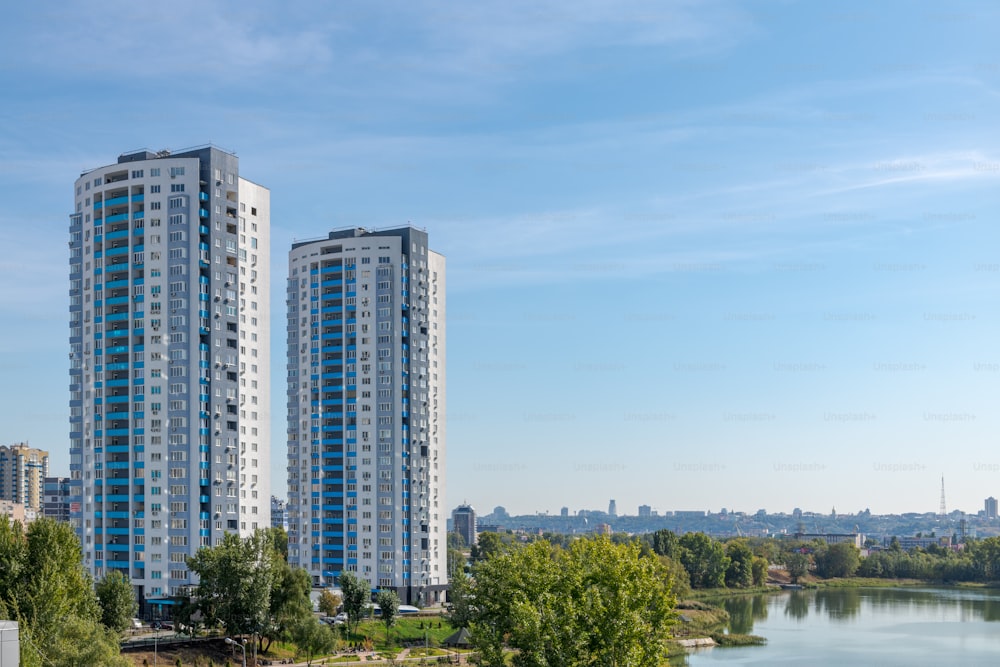 Un par de edificios altos sentados junto a un río