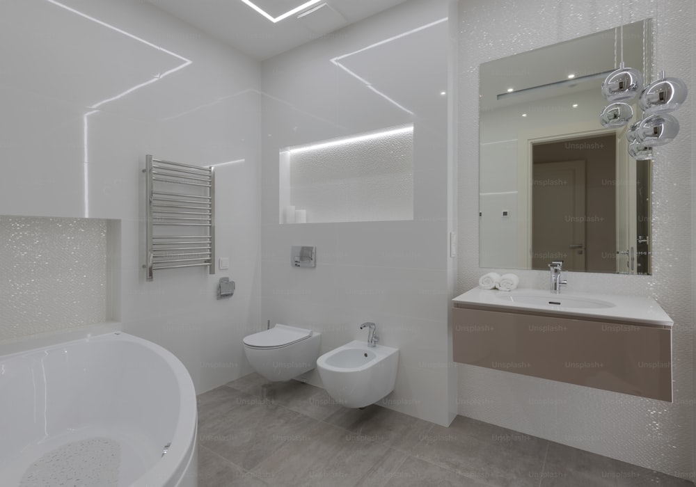 ein weißes Badezimmer mit Badewanne, WC und Waschbecken