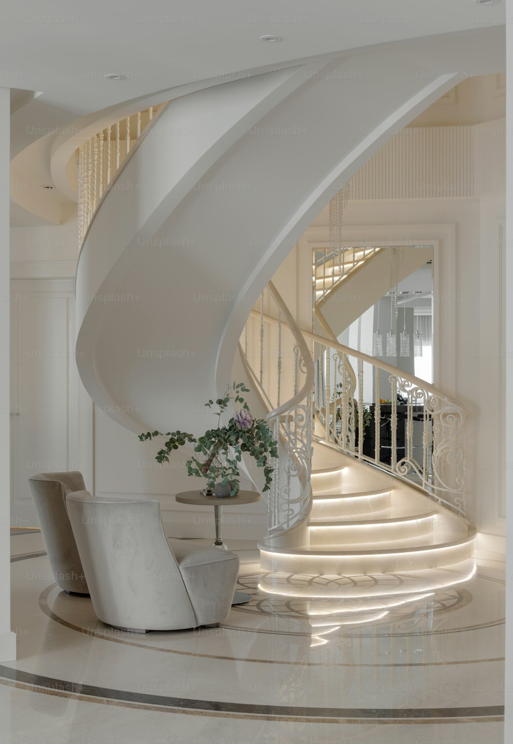 Un grand escalier en colimaçon blanc dans une maison moderne