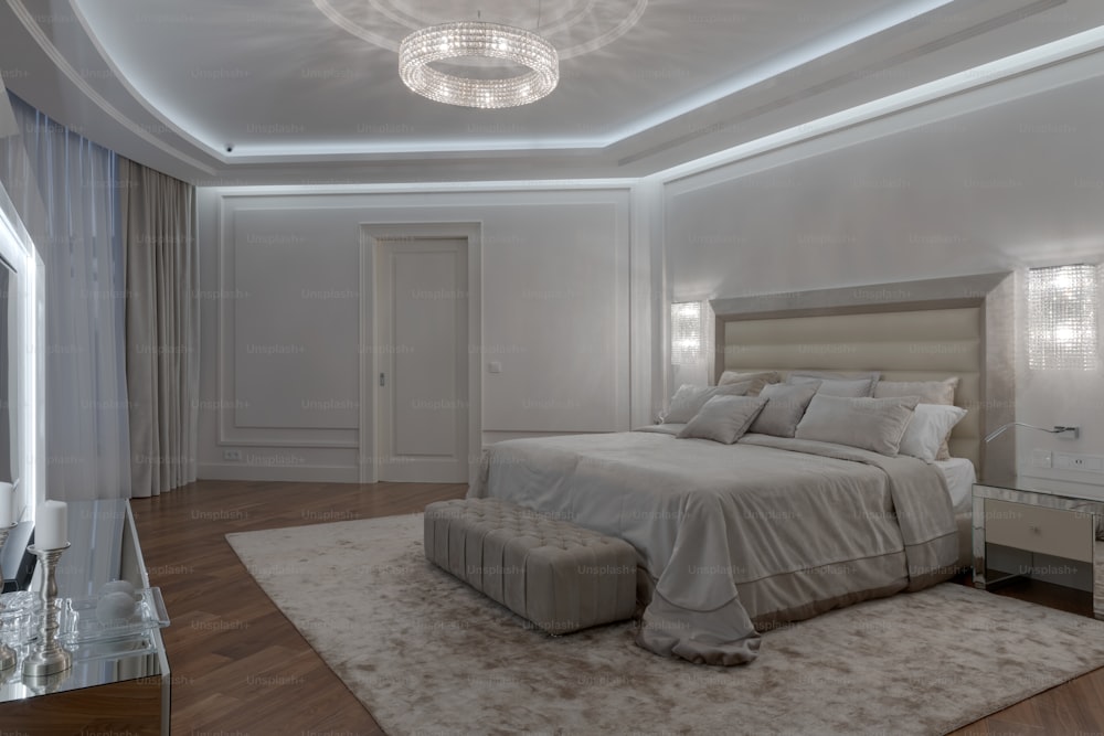 un dormitorio con una cama grande y una lámpara de araña