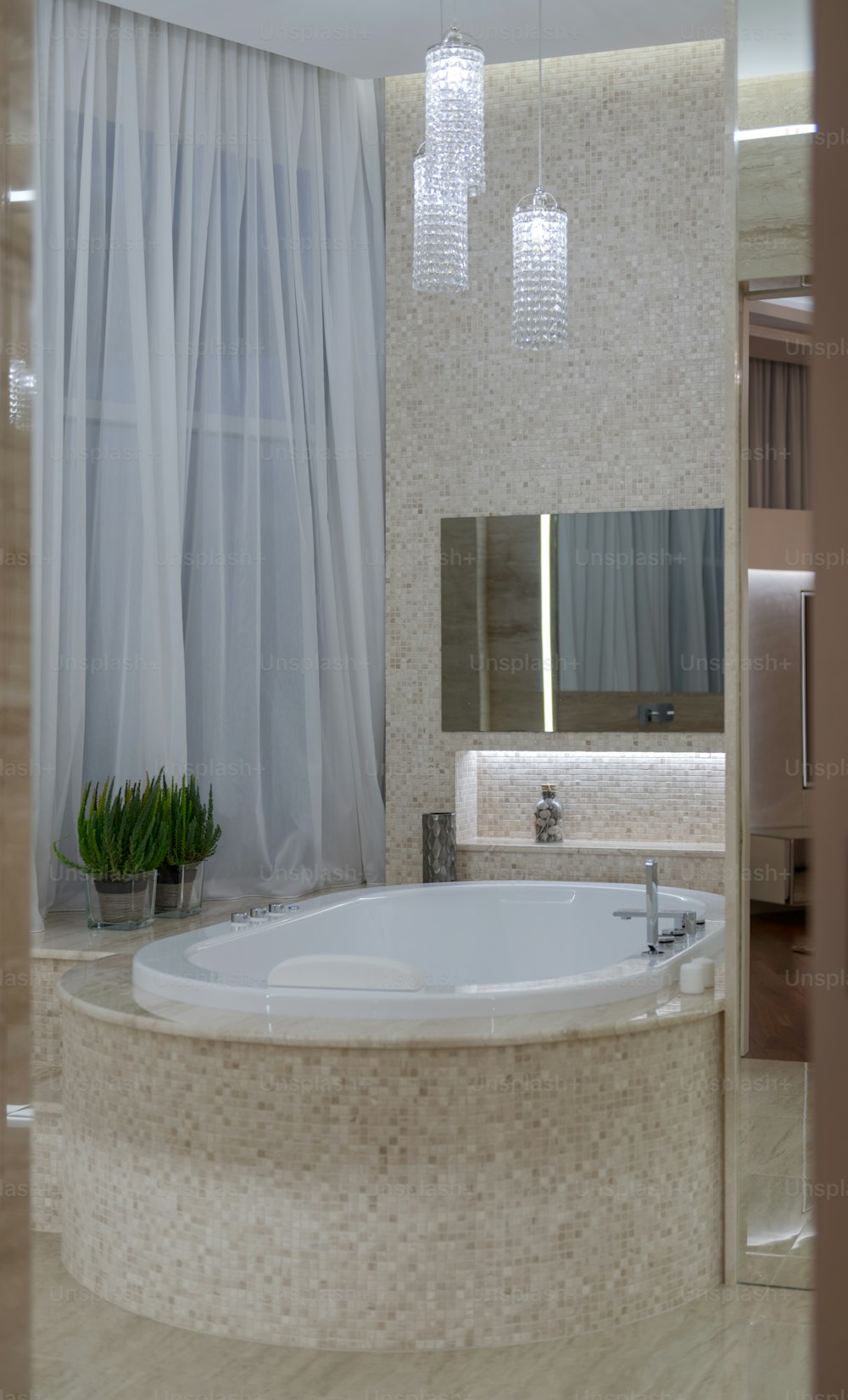 une salle de bain avec baignoire et miroir