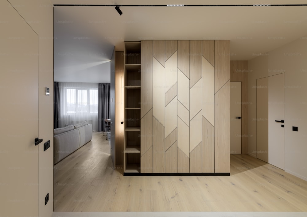 una habitación con una pared de madera y una cama