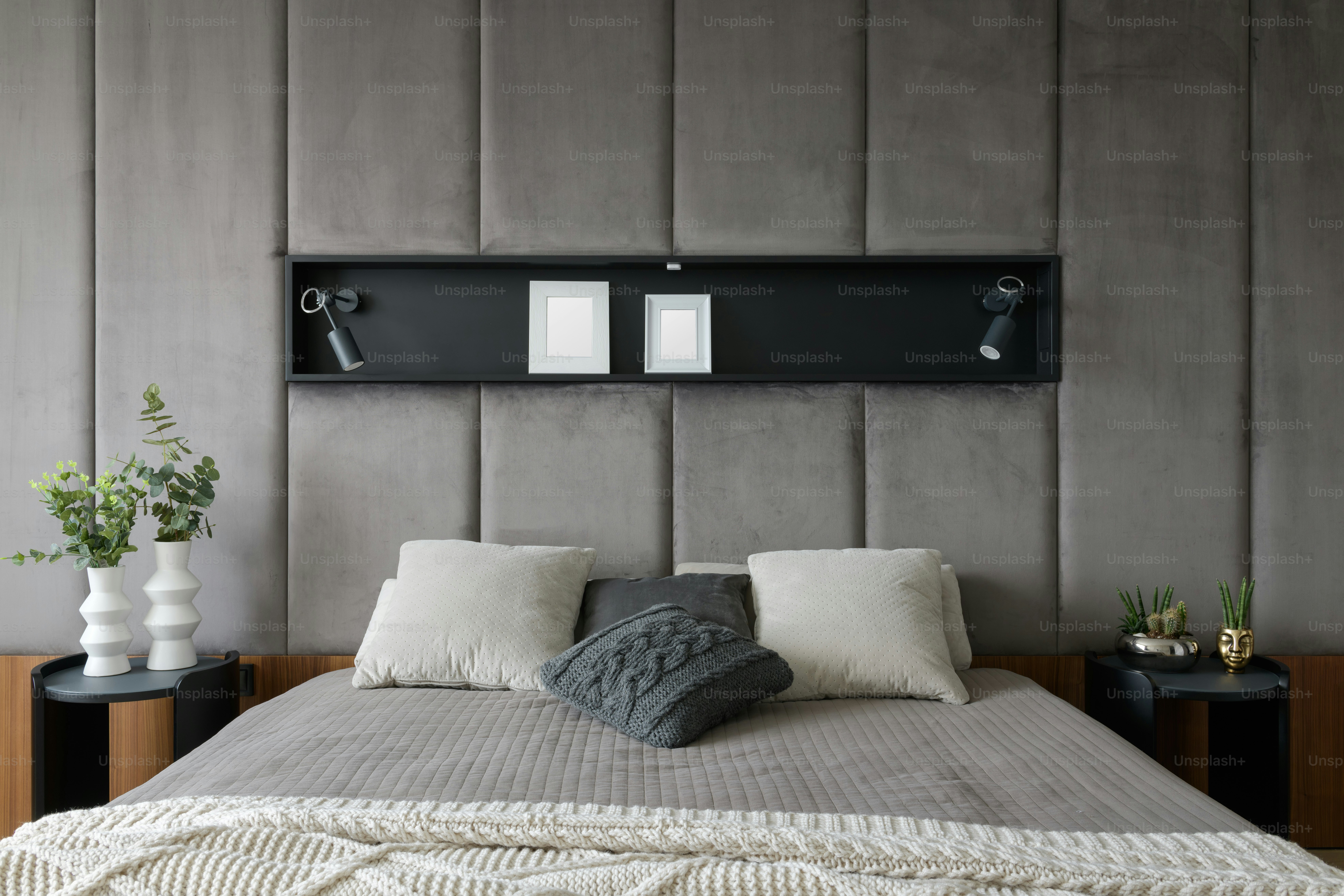 tempat tidur dengan kepala tempat tidur abu-abu dan bantal putih