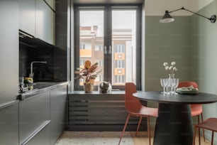 uma cozinha com uma mesa, cadeiras e uma janela