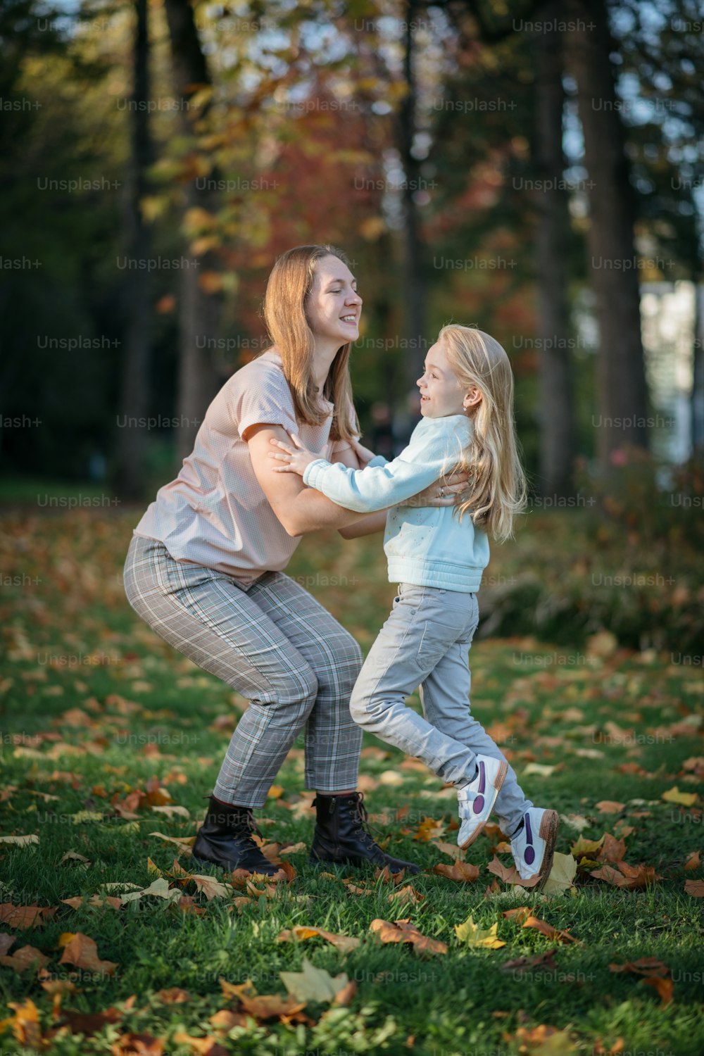 Una madre y su hija jugando en el parque
