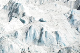Una vista aérea de una cadena montañosa con nieve