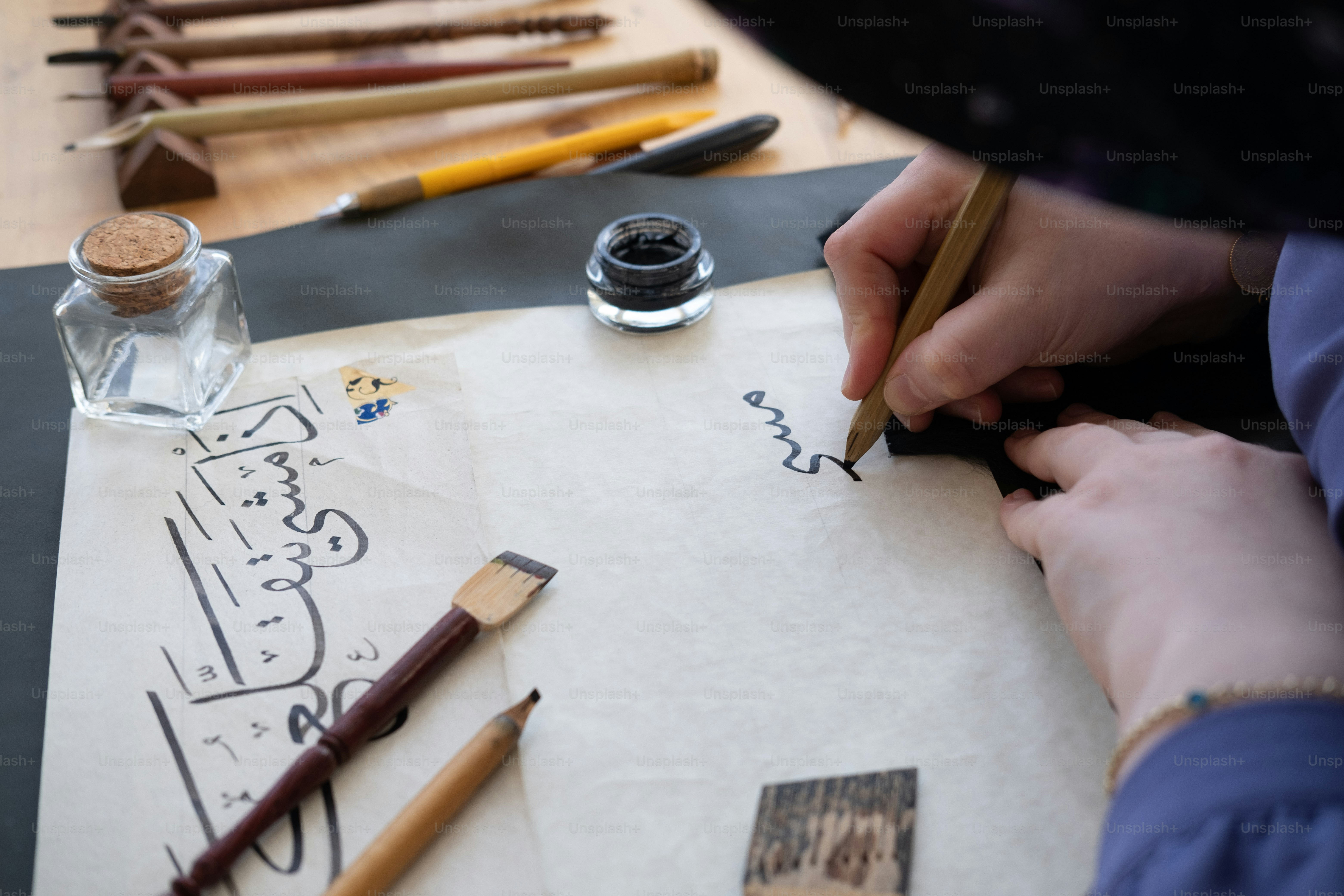 una persona está escribiendo en un pedazo de papel
