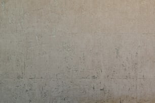 un idrante rosso seduto sul lato di un muro di cemento