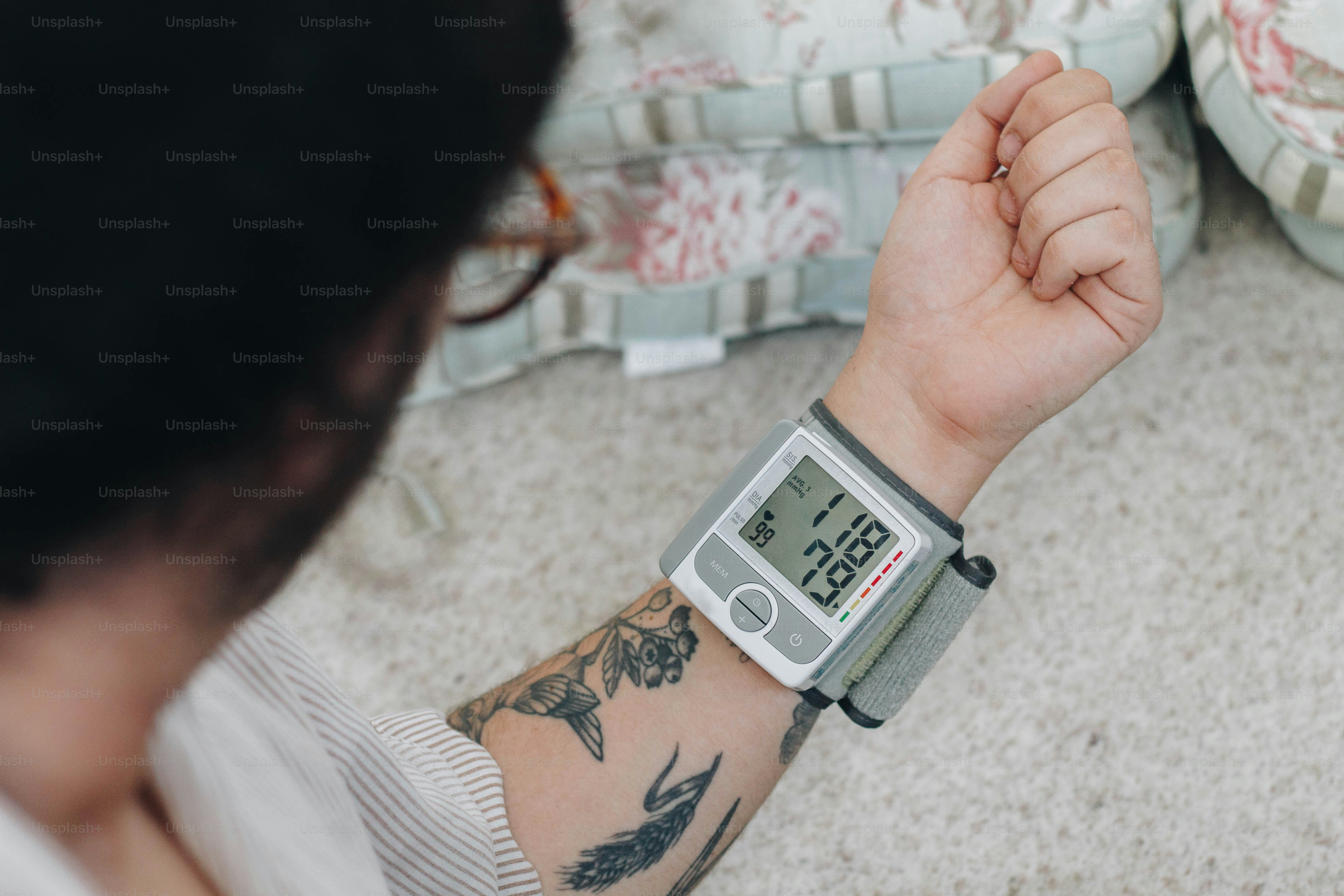 une personne avec une montre-bracelet au bras