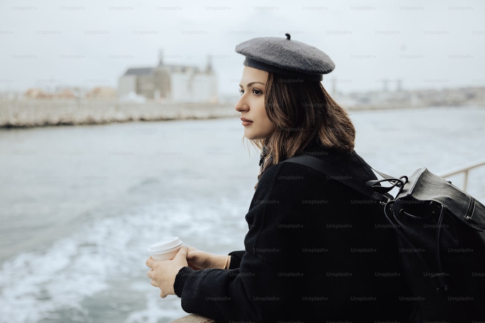 Eine Frau, die auf einem Boot steht und auf das Wasser schaut