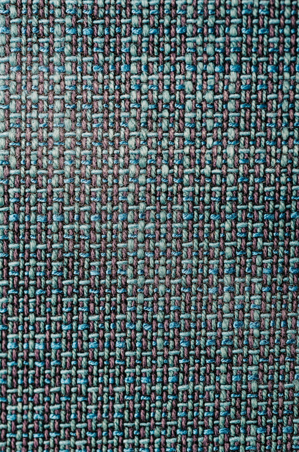uma vista de perto de um tecido azul e roxo