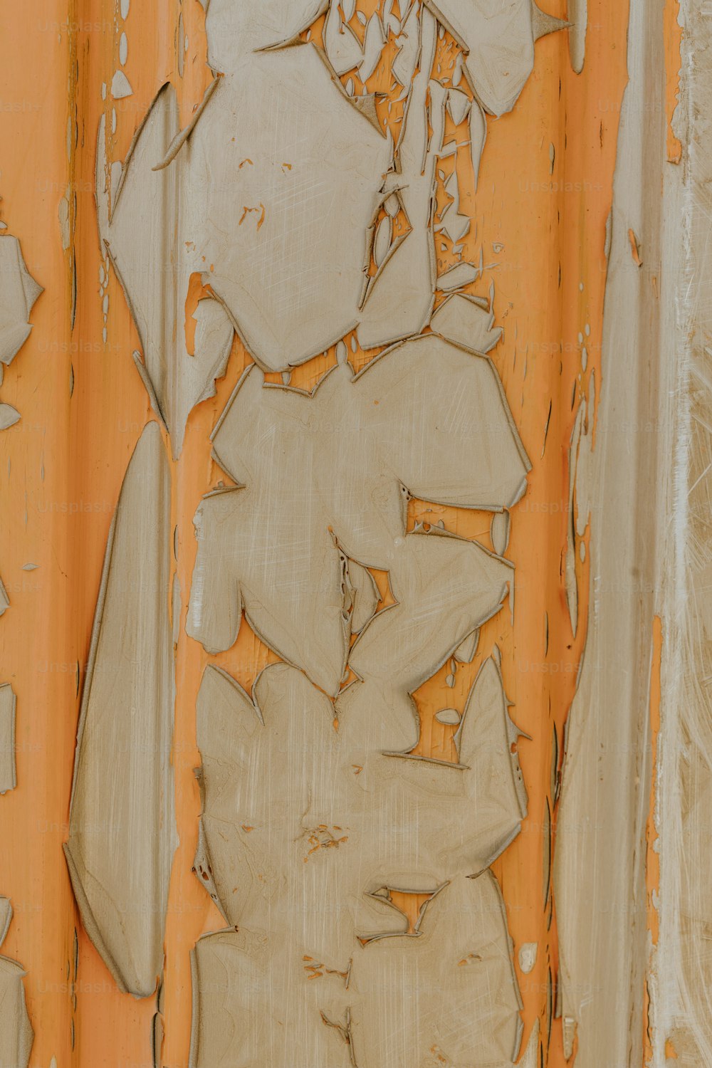 Un primer plano de un poste de metal oxidado con pintura descascarada