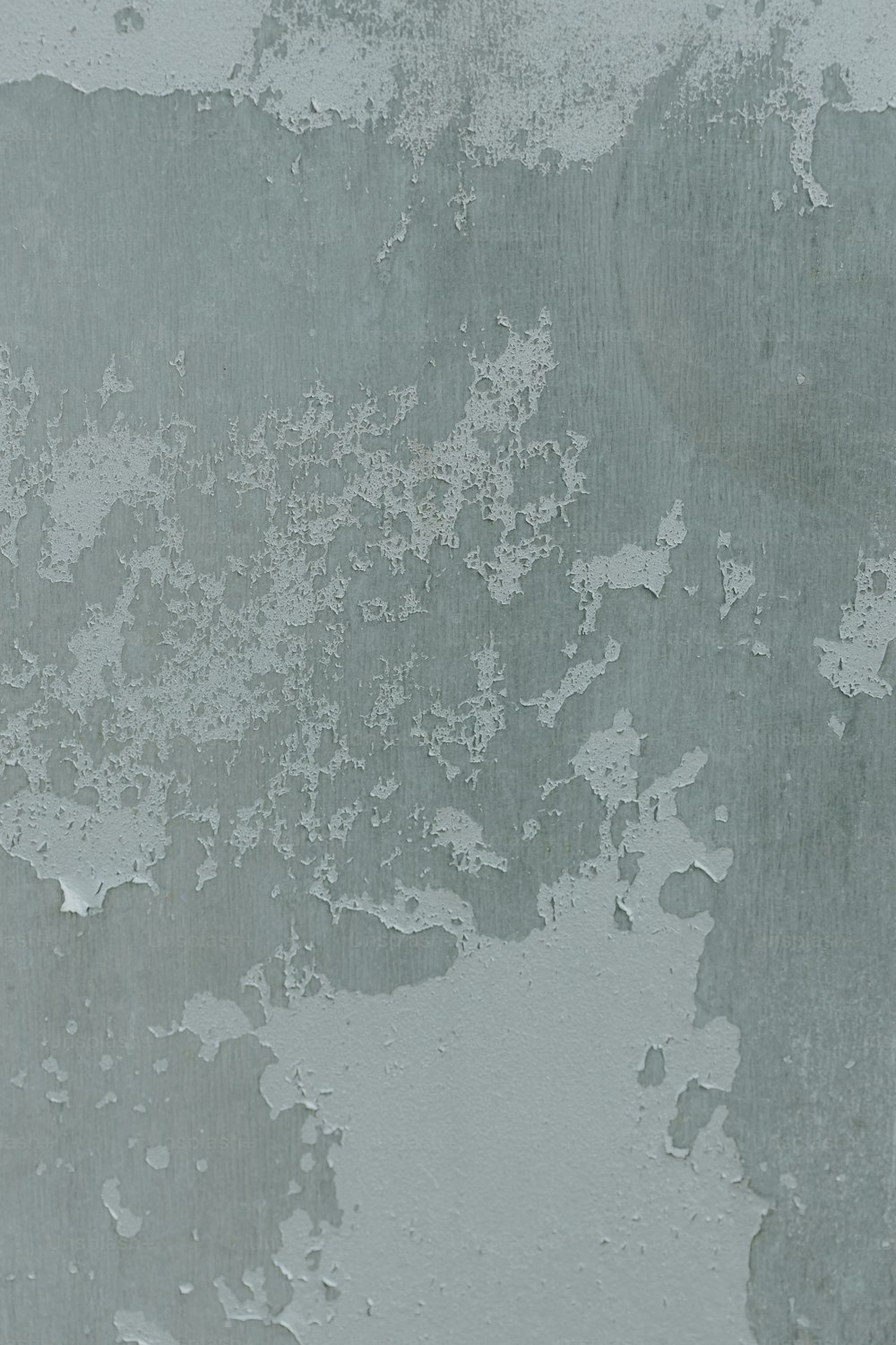 페인트가 벗겨진 벽의 흑백 사진