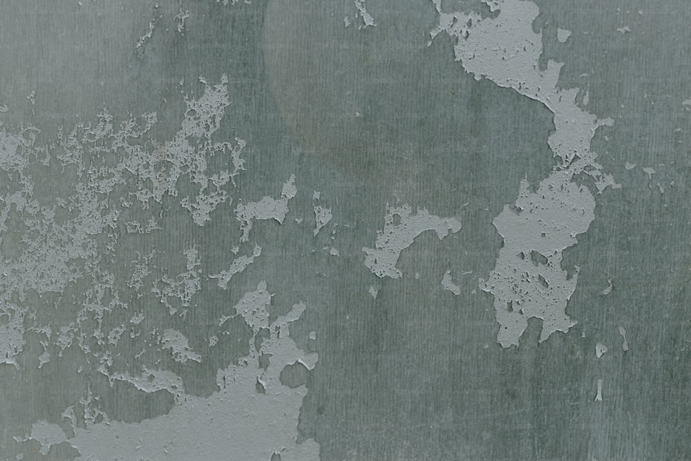 Una foto en blanco y negro de una pared con pintura descascarada