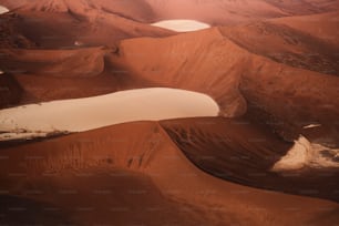una veduta aerea di un deserto con un lago nel mezzo di esso