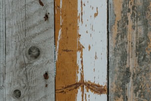 ペンキが剥がれた木の壁の接写