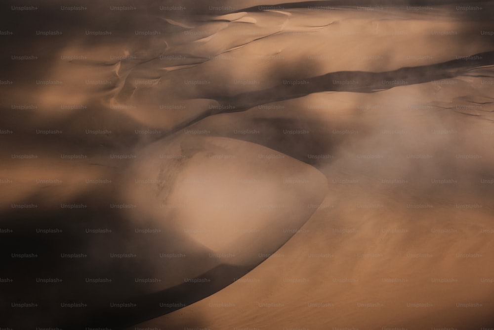 une vue aérienne des dunes de sable et des nuages