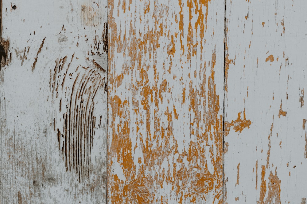 um close up de uma parede com tinta descascando