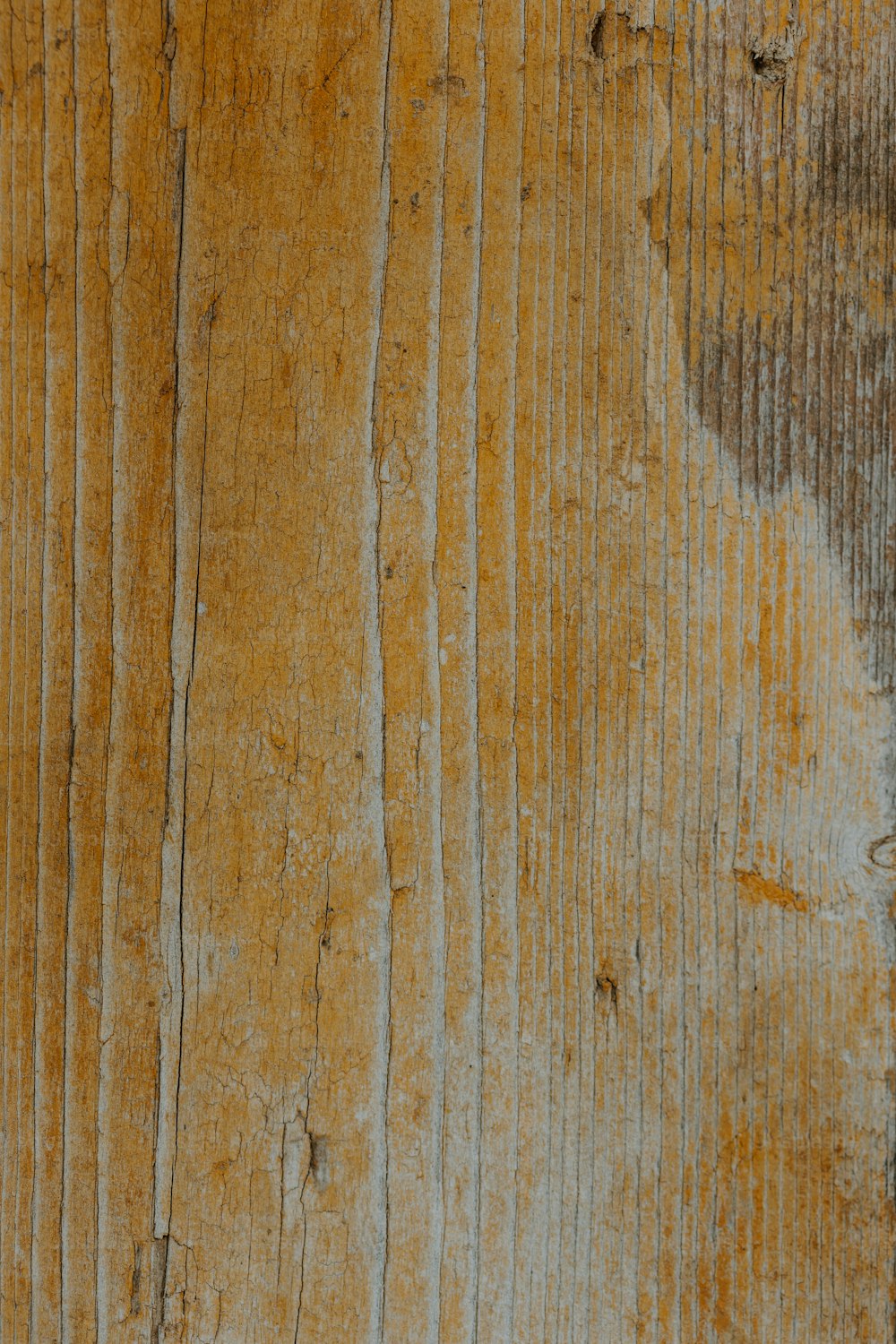 un gros plan d’une surface en bois avec de la peinture écaillée