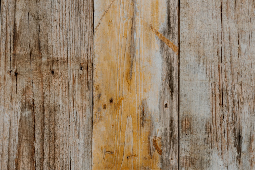 Un primer plano de una pared de madera con pintura descascarada