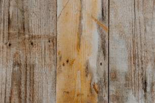Nahaufnahme einer Holzwand mit abblätternder Farbe