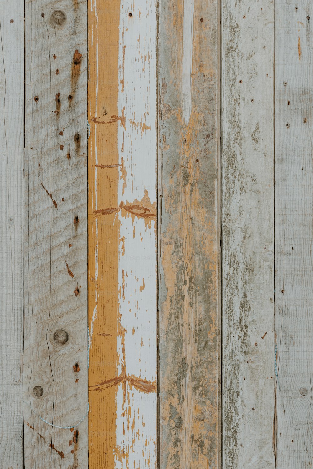 un gros plan d’un mur en bois avec de la peinture écaillée