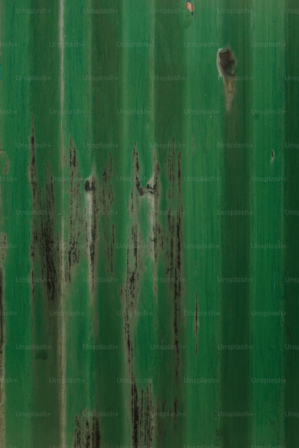 una superficie metallica arrugginita con vernice verde