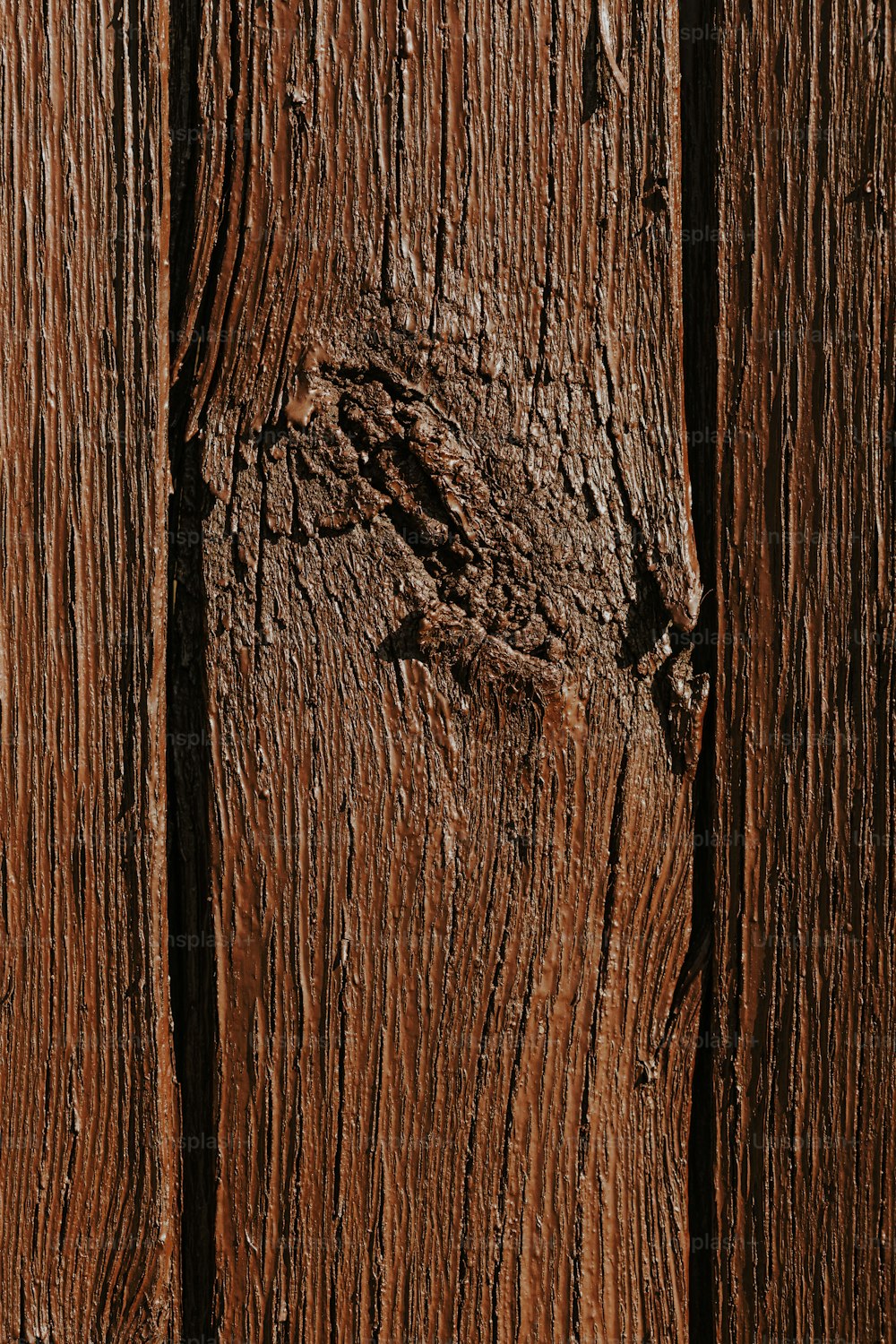 un primer plano de una superficie de madera con pintura descascarada