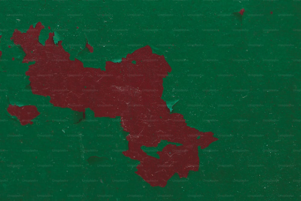 ein rotes Blatt Papier mit grünem Hintergrund