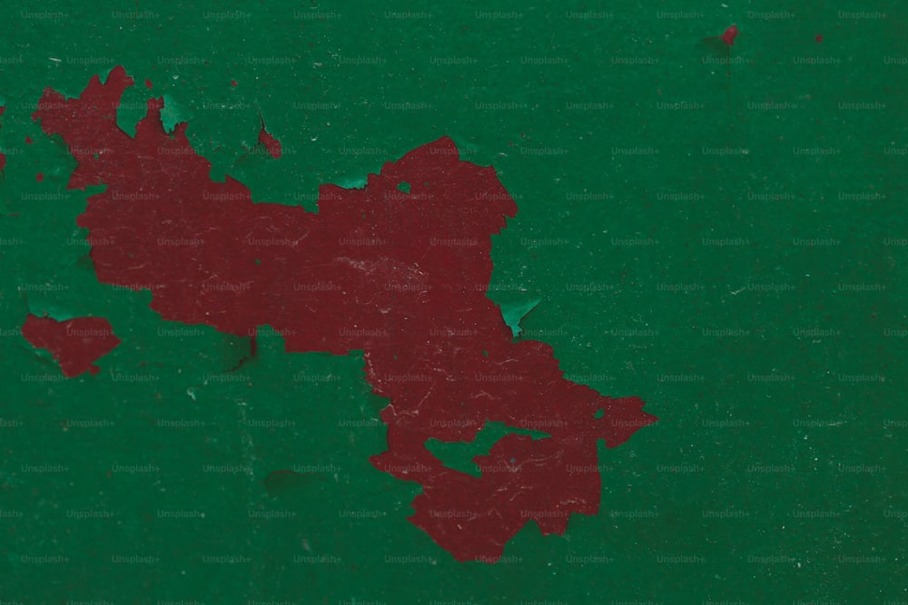 ein rotes Blatt Papier mit grünem Hintergrund